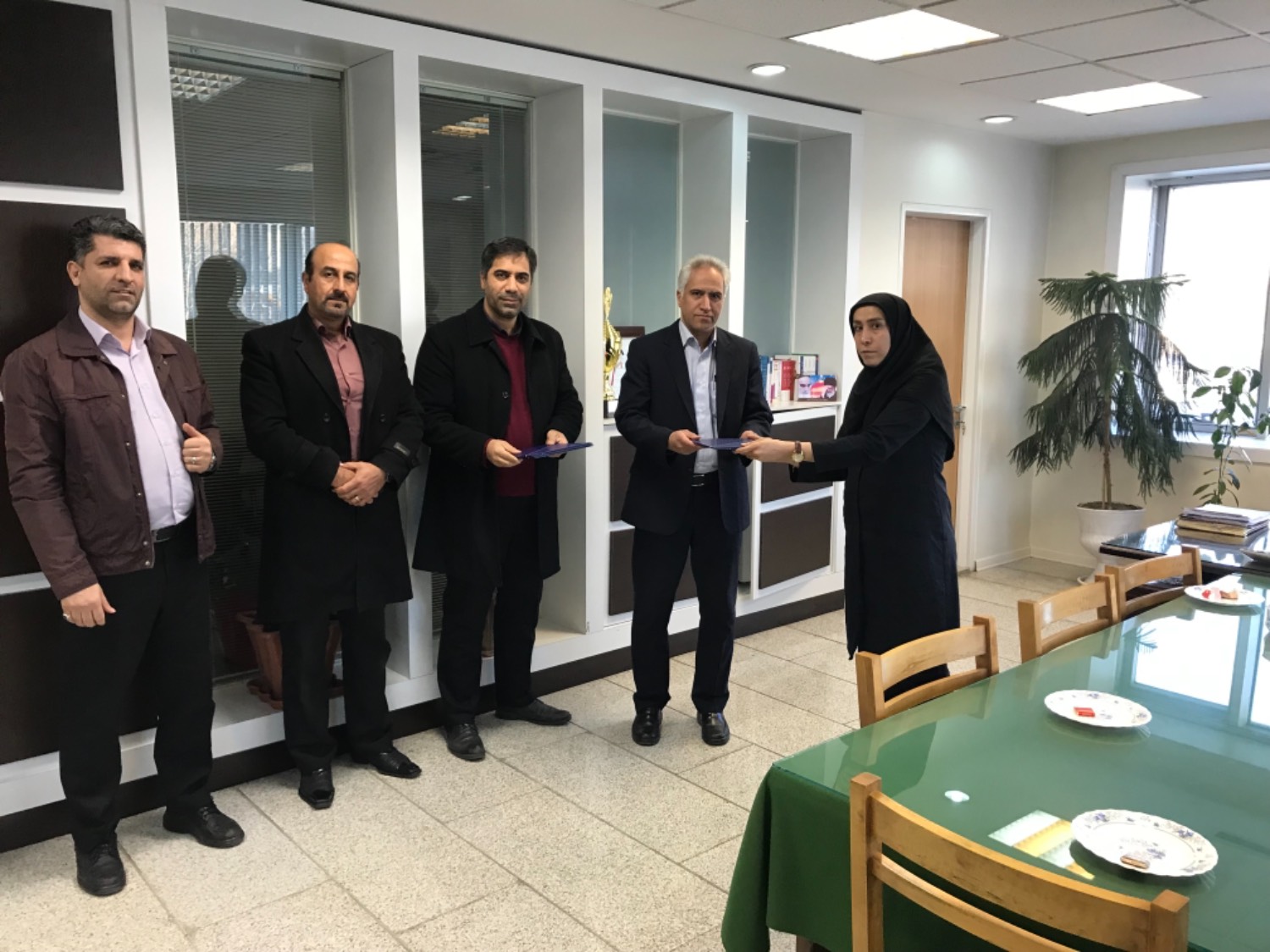   قدردانی معاون مالی و پشتیبانی شرکت برق منطقه آذربایجان از سه تن از کارکنان شرکت خدماتی طرف قرارداد