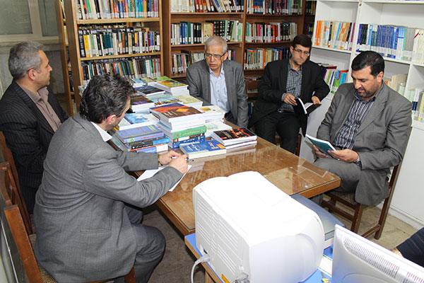 در  بازدید از کتابخانه شرکت برق منطقه ای آذربایجان مدیرعامل بر گسترش فرهنگ کتابخوانی تاکید کرد