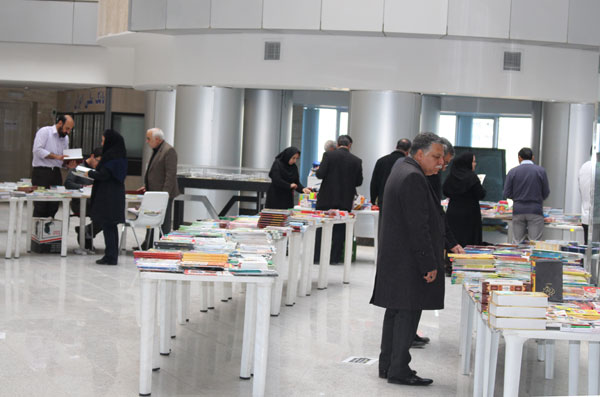 برپایی نمایشگاه روز شمار انقلاب و کتاب در شرکت برق منطقه ای آذربایجان