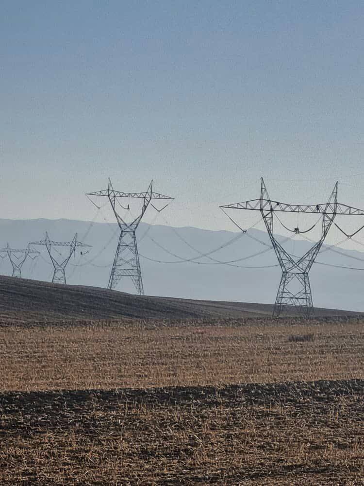 تلاش شبانه‌روزی شرکت برق منطقه‌ای آذربایجان برای تعویض مقره‌های معیوب خط 400 کیلوولت آیدوغموش – سیکل ترکیبی سهند