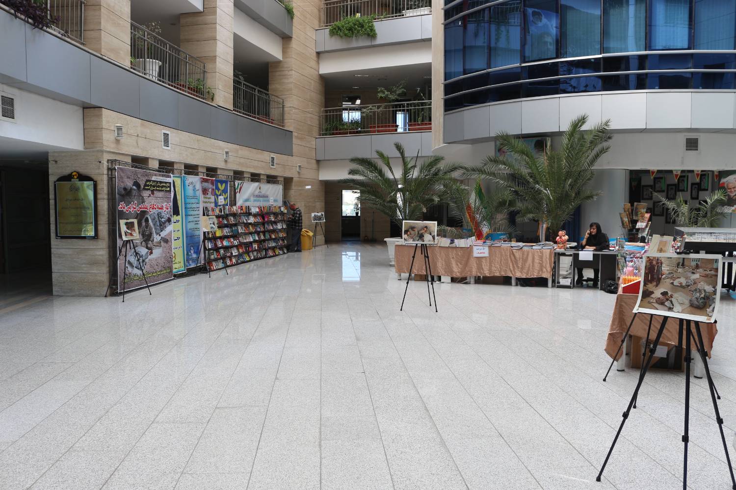 برپایی نمایشگاه کتاب و نوشت افزار به مناسبت هفته دفاع مقدس و بازگشایی مدارس در شرکت برق منطقه‌ای آذربایجان