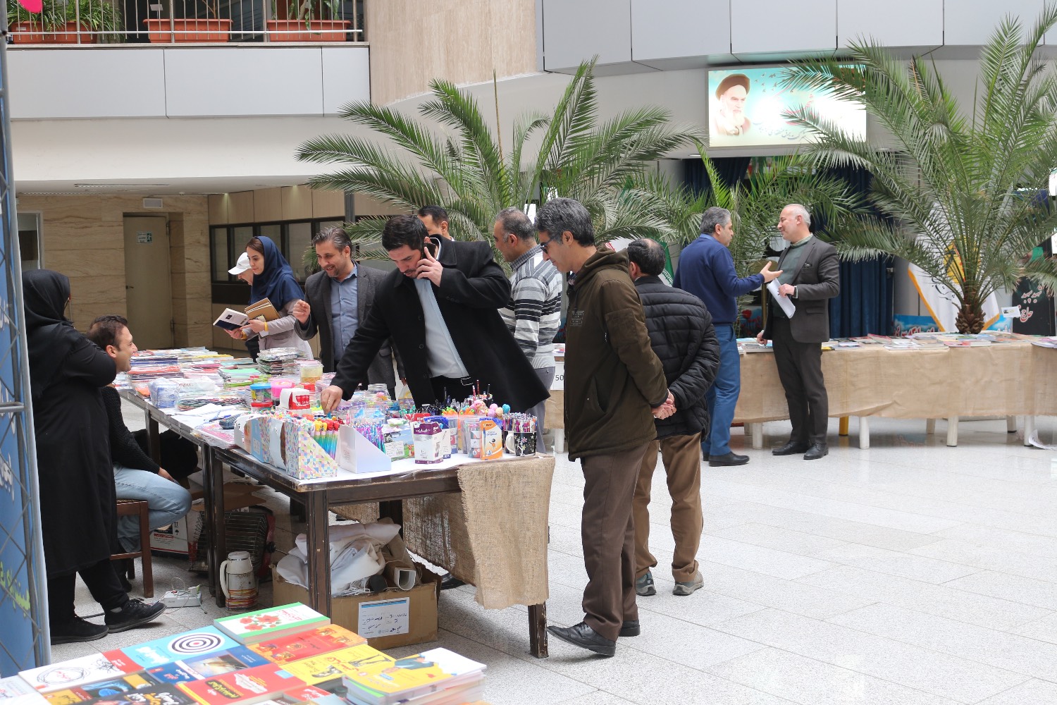 برپایی نمایشگاه کتاب و نوشت افزار به مناسبت دهه مبارک فجر در شرکت برق منطقه‌ای آذربایجان